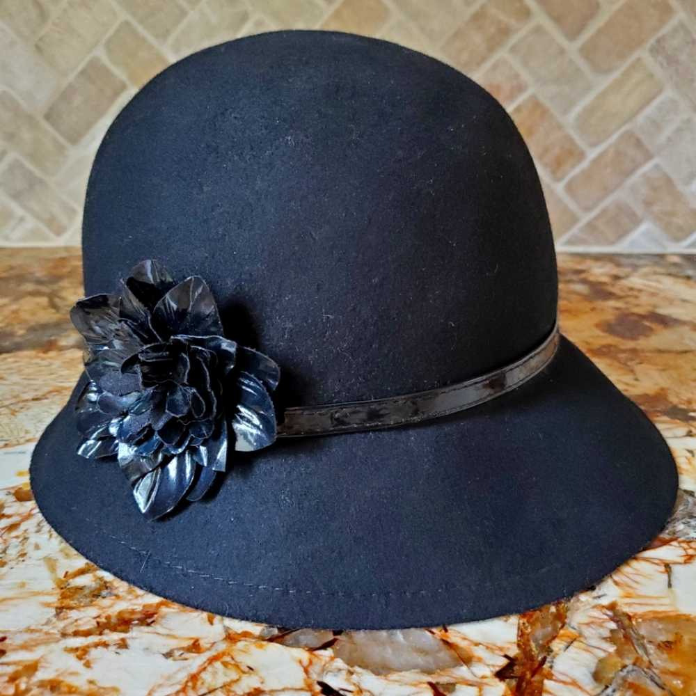 VINTAGE LIZ CLAIBORNE WOOL FELT CLOCHE HAT WITH PATENT FLOWER DETAIL BLACK